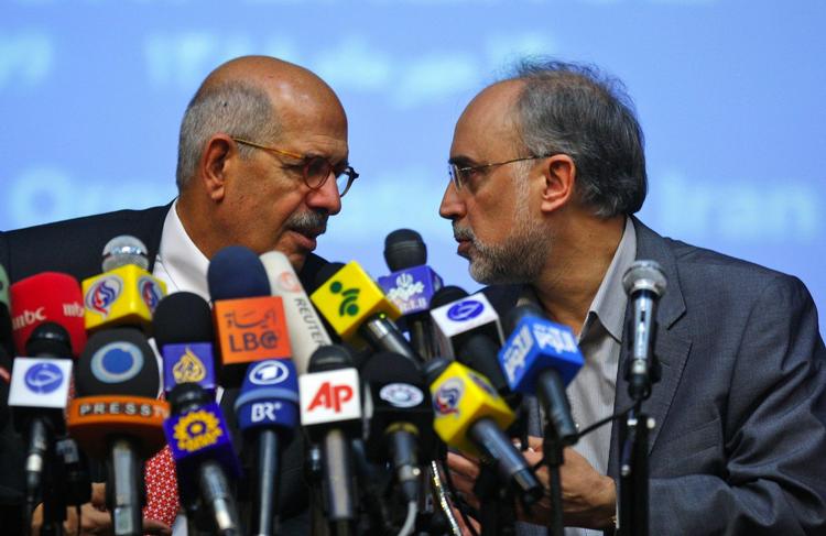 Lederen af IAEA, Mohamed ElBaradei (tv), sammen med  Ali Akbar Salehi fra Irans atomenergikommission. 
