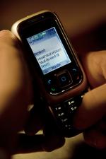 Tre ud af ti danskere medgiver, at de i smug har læst en anden persons private beskeder på mobiltelefonen eller computeren. 
