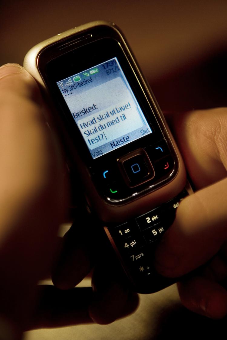 Tre ud af ti danskere medgiver, at de i smug har læst en anden persons private beskeder på mobiltelefonen eller computeren. 