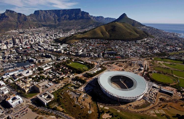 Ceremonielt. Green Point Soccer stadium i Cape Town er et af de VM-stadions, der skal lægge græs til slutrunden i Sydafrika. Arkivfoto. 