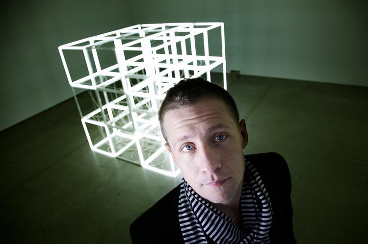 Jeppe Hein startede med at flytte skillevægge på Arken og lære en masse mennesker at kende. Siden har han fået godt gang i sin egen kunstneriske karriere.  Arkivfoto: Kåre Viemose 