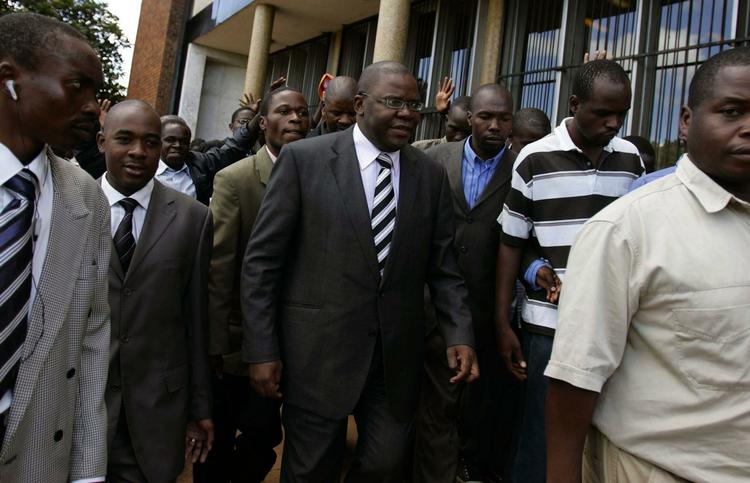 Zimbabwe. Tendai Biti er vred over ransagning af MDC-hus. Arkivbillede - det er Biti i midten. 