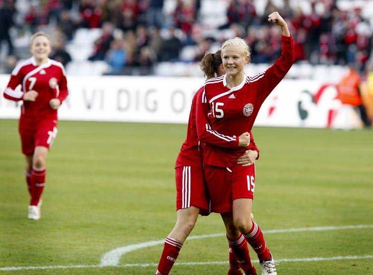 Måltyv. 16-årge Pernille Harder (nr. 15) var blandt de mange danske målscorer mod Georgien. 