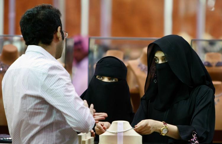 Saudiske kvinder på indkøb. Det foregår tildækket af hensyn til moralen. Arkivfoto. 