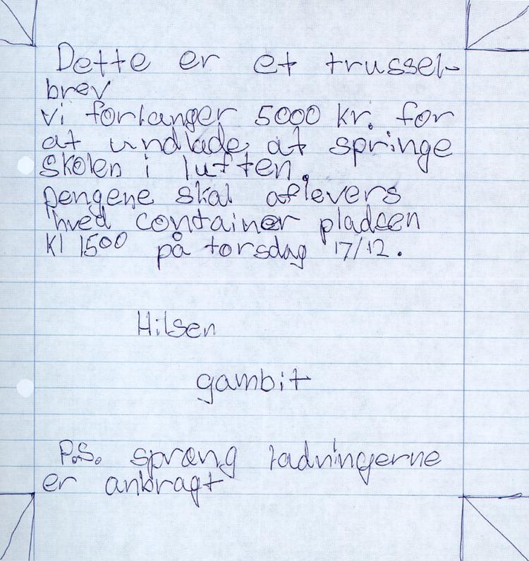 Brev sendt til skole i Åbenrå. Det relativt lille beløb, der kræves, samt dødningehoveder på kuverten, brevet var sendt i, antyder, at afsenderen kunne være en elev på skolen. Illustration fra bogen 