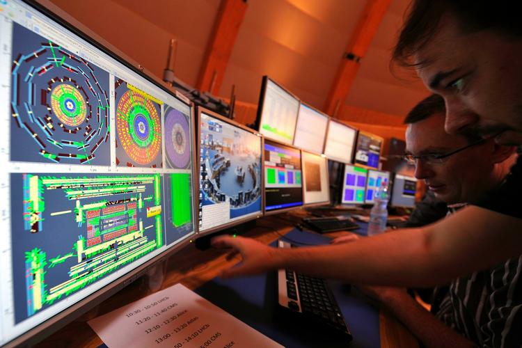 Parat. Big bang-maskinen blev tændt under stor bevågenhed 10. september sidste år, men få dage efer brød den sammen. Nu er forskerne klar igen. (Arkivfoto) 