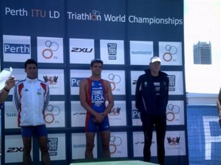 Morten Jensen (til højre) på medaljeskamlen. 