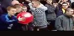 16-årige Callum Campbell kaster badebolden på banen. Affotografering fra tv. 