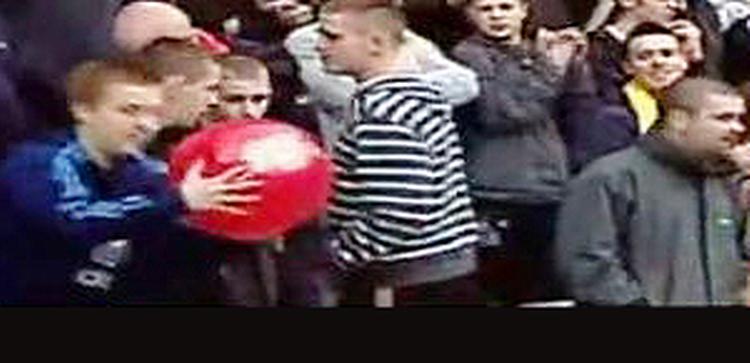 16-årige Callum Campbell kaster badebolden på banen. Affotografering fra tv. 