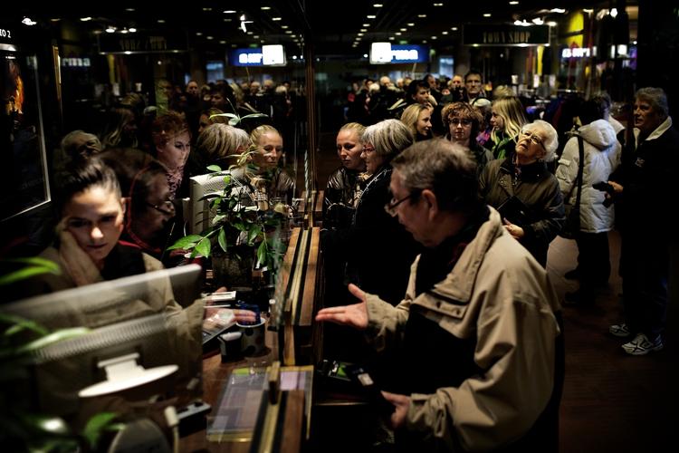 Kø. Billetlugen er lige åbnet i Metropol i København. 