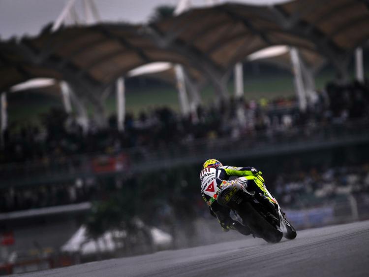 Glat. Valentino Rossi på vej gennem en regnvåd kurve under løbet i Malaysia. 