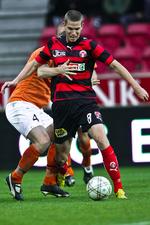 nærkamp. Jonas Borring holdes tilbage af HB Køges Thomas G. Kristensen. 