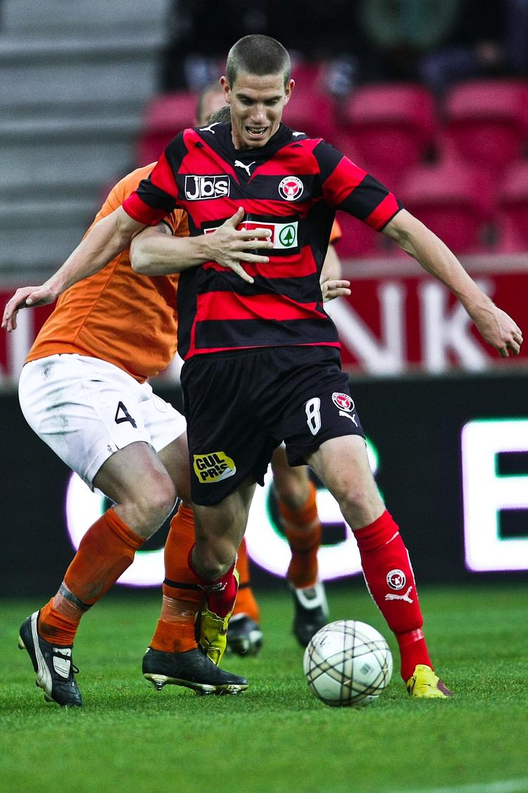 nærkamp. Jonas Borring holdes tilbage af HB Køges Thomas G. Kristensen. 