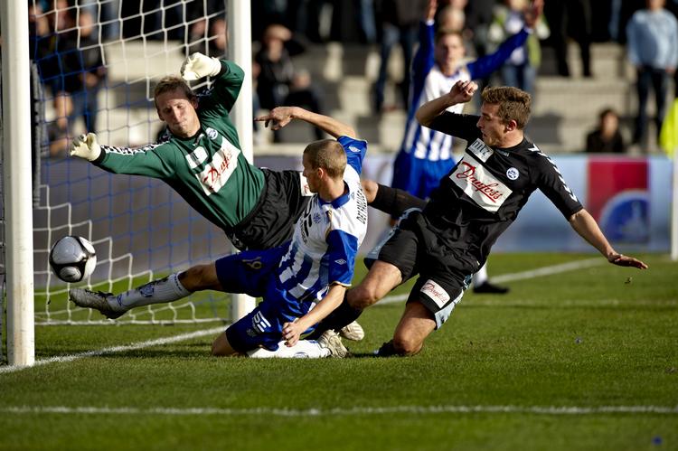 Tophold. Jeppe Mehl lagde fundamentet til Esbjergs sejr, da han efter 14 minutter scorede kampen første mål i Esbjerg-SønderjyskE. 