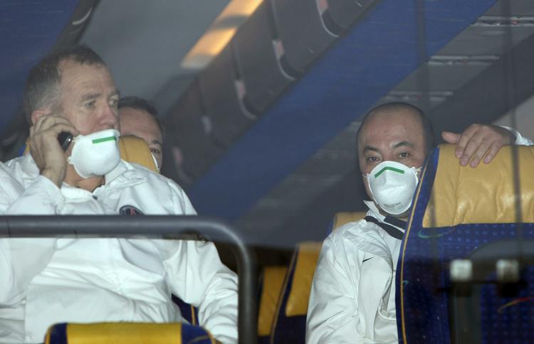 H1N1. Ledere og spillere fra den franske fodboldklub Paris Saint Germain lod sig iklæde beskyttelsesmasker, da de forlod deres hotel i Marseille. Årsagen var et udbrud af H1N1-influenza blandt spillerne. 