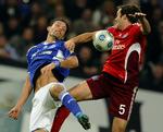 Fight. Schalkes Kevin Kuranyi (tv) og Hamburgs Joris Mathijsen ses her i en nærkamp. Opgøret mellem de to tyske topklubber endte 3-3. 