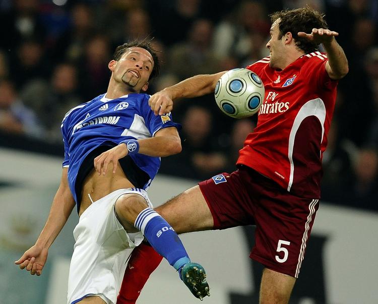 Fight. Schalkes Kevin Kuranyi (tv) og Hamburgs Joris Mathijsen ses her i en nærkamp. Opgøret mellem de to tyske topklubber endte 3-3. 