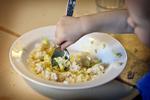 Ny kampagne tager afsæt i, hvor mange kemiske stoffer to-årige kommer i kontakt med i løbet af dagen. Stofferne kommer især fra mad. 