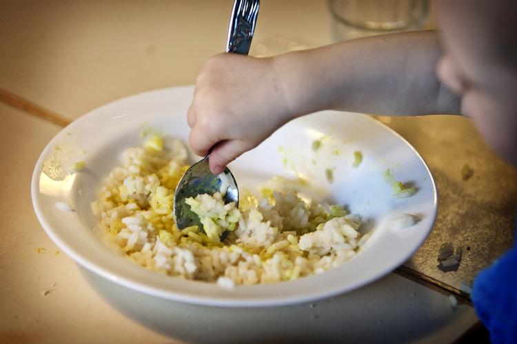 Ny kampagne tager afsæt i, hvor mange kemiske stoffer to-årige kommer i kontakt med i løbet af dagen. Stofferne kommer især fra mad. 