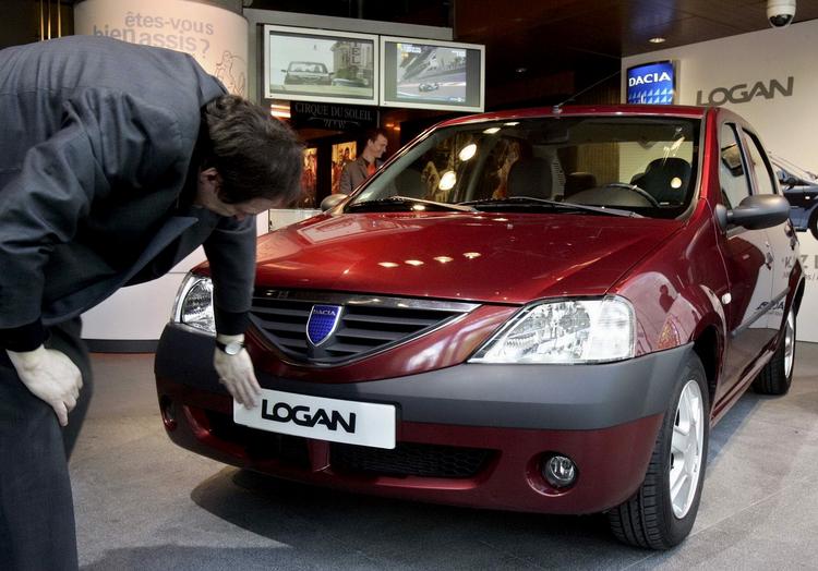 En Dacia får en sidste afpudsning hos en forhandler i Paris. Rundt om i Europa er en Dacia en storsælger, men prisen kan ikke blive lav nok til Danmark. 