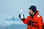 studietur. FN's generealsekretær Ban Ki-moon undersøger en iskerne, han i september hentede op nord for polarcirklen i Norge. Arkivfoto 