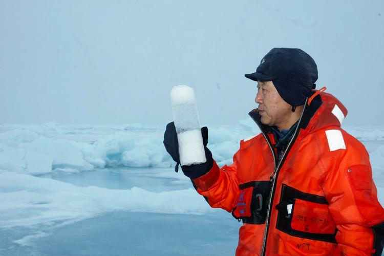 studietur. FN's generealsekretær Ban Ki-moon undersøger en iskerne, han i september hentede op nord for polarcirklen i Norge. Arkivfoto 