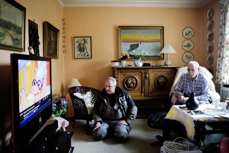 Overgangen til digitalt tv giver billigere tv i fremtiden, vurderer branchen selv. Her er det Brune Berg, der får hjælp af antennemontør Johnny Andersen med at kunne modtge det nye digitale tv-signal. 