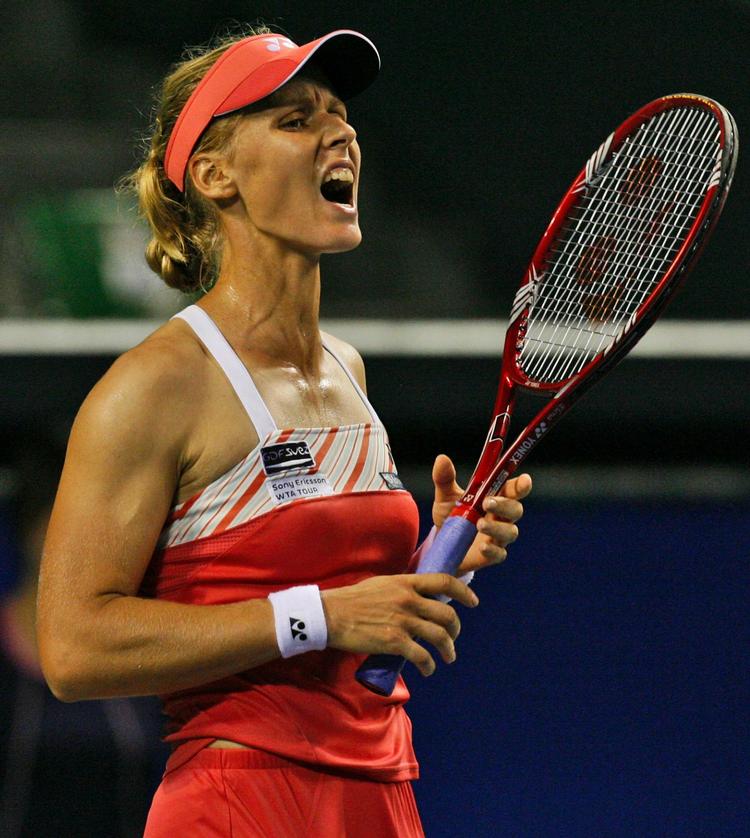 Elena Dementieva tabte tidligere i dag i tre sæt til Katerina Bodarenko. Nu er vejen banet for Caroline Wozniacki i Tokyo. 