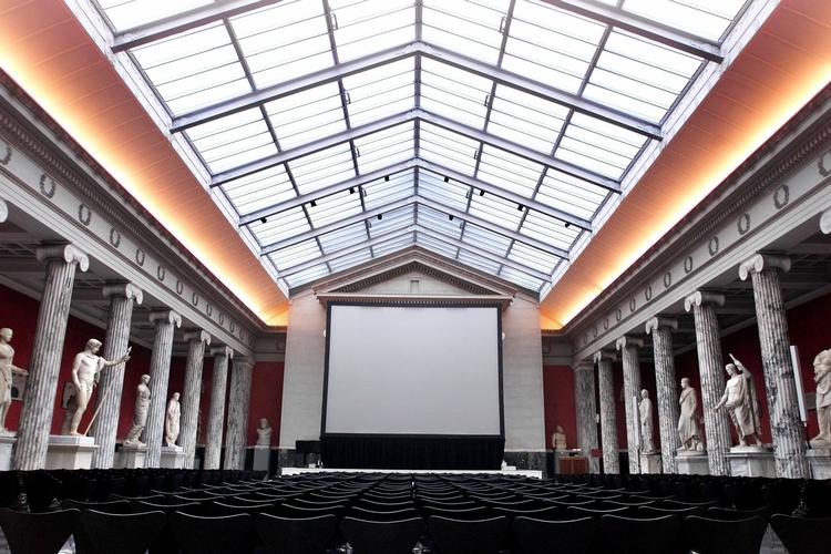 »Dansk Folkeparti gør ikke forskel på, om det er mennesker eller genstande, der kommer fra fremmede kulturer. Ingen af delene hører til i Danmark«. 