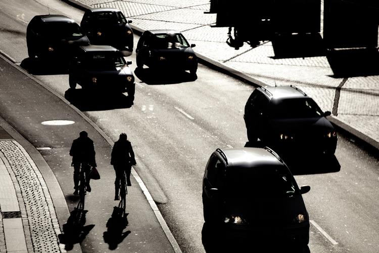 Trafiklogik. Med færre billister på vejene falder antallet af personulykker i trafikken. Finanskrisen er delvist med til at sætte en dæmper på ulykkestallene i 2009. Arkivfoto. 