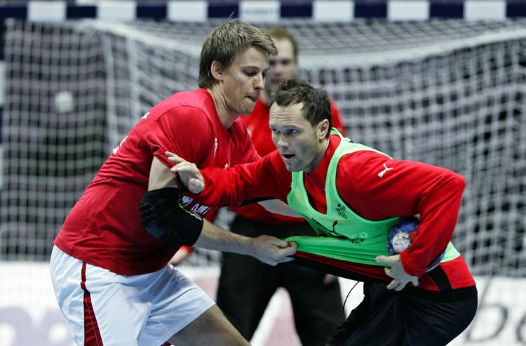 Stregkamp. Torsten Laen (tv) har fat i Lars Christiansen under en træningsseance under VM i Kroatien. Arkivfoto. 