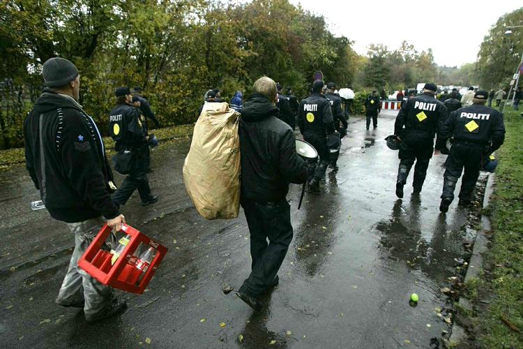 Opbrud. På fredelig vis og på politiets opfordring har skraldemændene ved Vestforbrændingen trukket sig tilbage. 