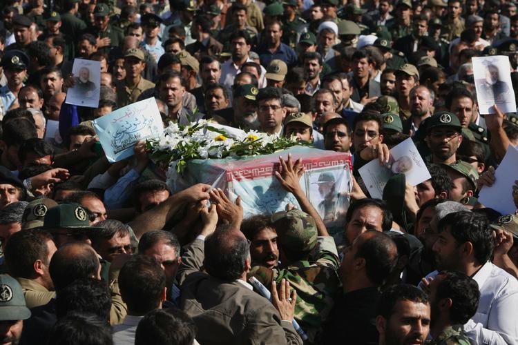 Begravelse. Iranere sørger over de døde revolutionsgarder, der blev dræbt af en selvmordsbomber 18. oktober 