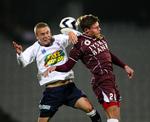 nærkamp. Frederik Krabbe (tv.) fra AGF i hovedstødsduel med Stephan Petersen, der fra årsskiftet bliver holdkammerat med århusianeren. 