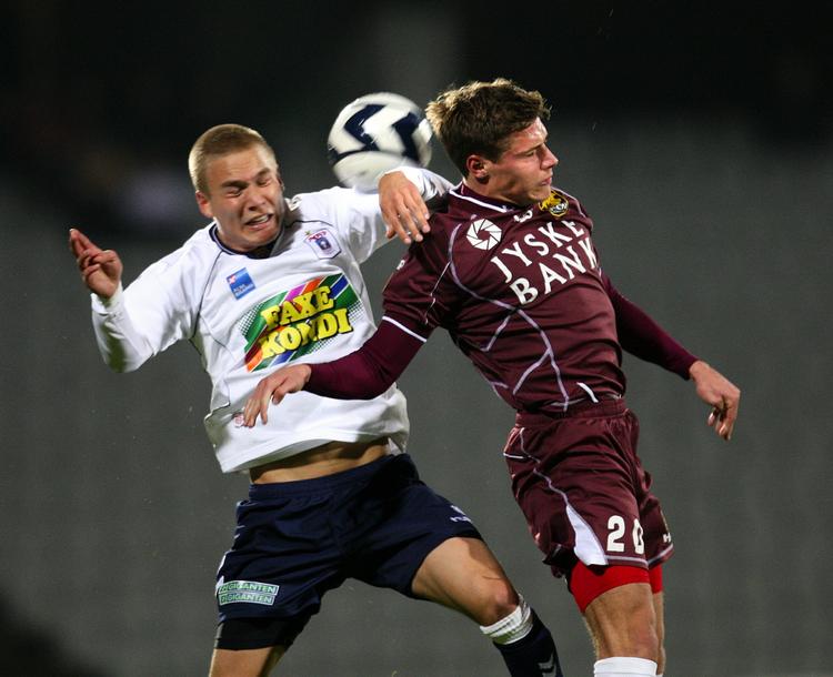 nærkamp. Frederik Krabbe (tv.) fra AGF i hovedstødsduel med Stephan Petersen, der fra årsskiftet bliver holdkammerat med århusianeren. 