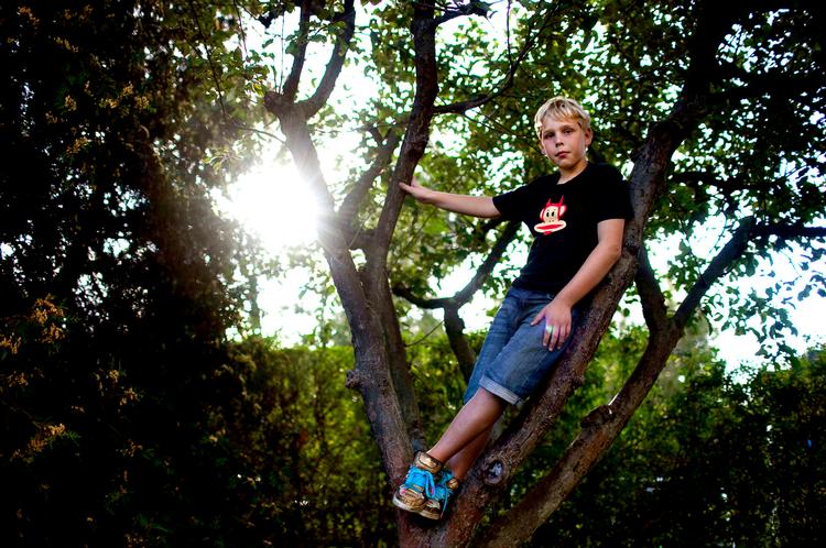 Kamp. Den nu 12-årige Simon Rathsach blev som fire-årig ramt af en blodprop. Siden da har hans forældre måttet kæmpe en hård kamp for at få hjælp. 