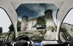 Ingen kan klage over dårligt udsyn i den nye Citroën C3 med den store Xenith-forrude. I en normal bil ville man ikke kunne se den del af borgen, der ligger over bakspejlet. Foto: Citroën 