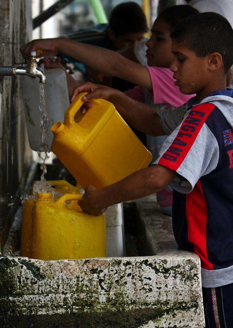 Vand. Palæstinensiske indbyggere kæmper for at skaffe rent drikkevand. Amnesty International anklager Israel for at forhindre palæstinenserne i at dyrke deres landbrug. Arkivfoto 