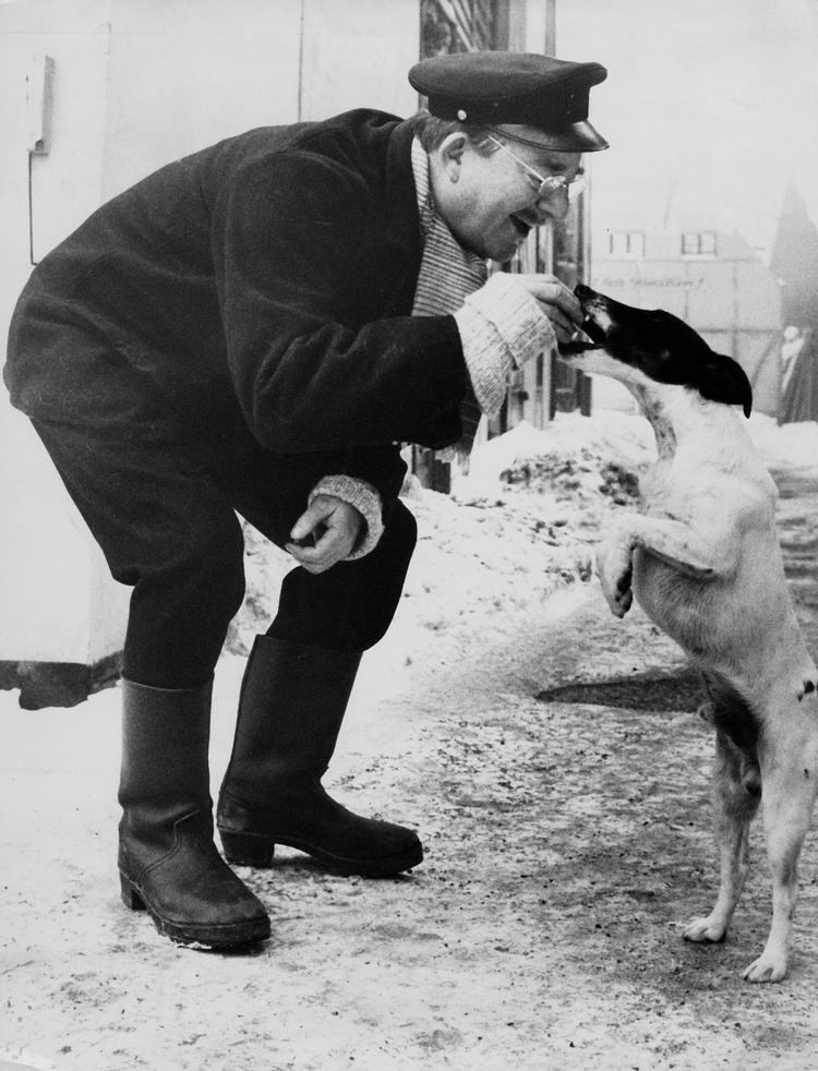 Guldarkiv. Grisehandleren (Buster Larsen) og hunden Kvik i tv-serien Matador, som kan fanges på DR's Bonanza-site. PR-Billede fra Danmarks Radio 