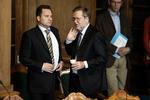 Hjemmeværnsmand. Jens Hald Madsen dengang han havde plads i Folketinget. Her sammen med udenrigsminister Per Stig Møller (K). Arkivfoto 