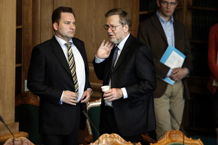 Hjemmeværnsmand. Jens Hald Madsen dengang han havde plads i Folketinget. Her sammen med udenrigsminister Per Stig Møller (K). Arkivfoto 