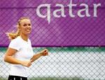 klar. Wozniacki træner på livet løs under den bagende sol i Qatar. 