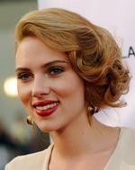 24-årige Scarlett Johansson har en hovedrolle i et Arthur Miller-stykke i New York. Her ses hun på foto fra juli. 