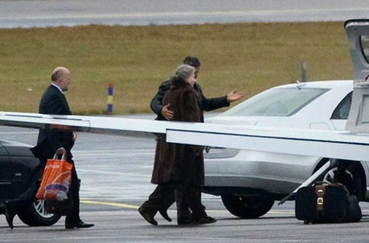 Hjemrejse. Den tidligere leder af de bosniske serbere, Biljana  Plavsic, eskorteres til sit fly i Arlanda-lufthavnen i Sverige tidligere i dag. 