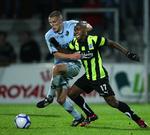 Nærkamp. Randers Jonas Damborg presser sig foran OB's Caca i en duel i de to klubbers opgør i Ekstra Bladet Cup. 