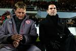 Krise. Stuttgarts træner Markus Babbel (th) og hans assistent Rainer Widmayer kunne stadig smile trods pokalnederlaget til Greuther Furth. Sædet under Babbel bliver ellers varmere og varmere. 
