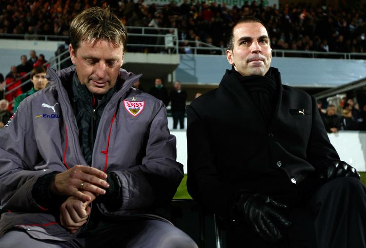 Krise. Stuttgarts træner Markus Babbel (th) og hans assistent Rainer Widmayer kunne stadig smile trods pokalnederlaget til Greuther Furth. Sædet under Babbel bliver ellers varmere og varmere. 