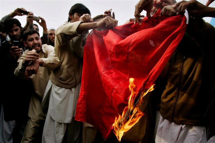 Vrede pakistanere brænder et dansk flag af i hovedstaden Islamabad. 
