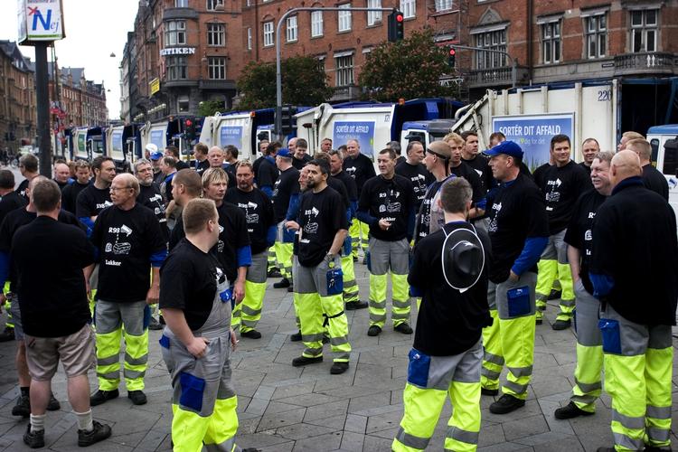 Strejke. Skrald på Frederiksberg og i København forbliver fyldte til randen, mens skraldemænd fra R98 aktionerede mod lukning af firmaet. 