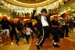 Opvisning af dansefærdigheder til sangen 'Beat it'  i Jakarta, Indonesien. 